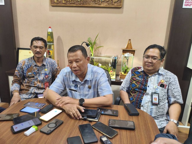 (dari kiri) Kepala Diskominfo Kota Malang M. Nur Widianto, Kabag Hukum Setda Kota Malang Soeparno dan Kepala DPUPRPKP Kota Malang Dandung Djulharhanto.(Foto: Riski Wijaya/MalangTIMES).