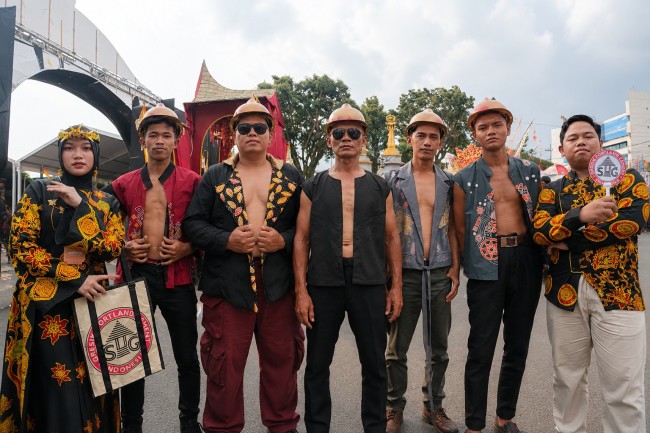 Foto bersama para tukang bangunan usai tampil di runway JFC 2026. (Foto: istimewa)