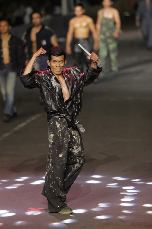 Momen tukang bangunan tampil di runway JFC 2026. (Foto: istimewa)