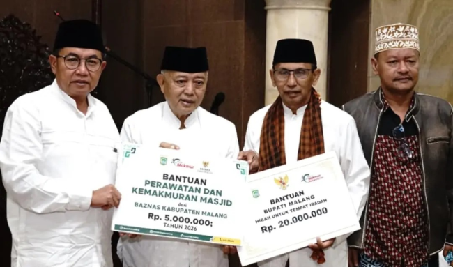 Penyerahan hibah tempat ibadah sebesar Rp 20 juta untuk Masjid Jami' Al-Muttaqin, Desa Sudimoro, Kecamatan Bululawang, Kabupaten Malang.