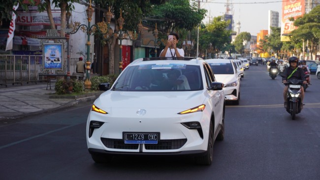 Momen iring-iringan mobil listrik saat kampanye ramah lingkungan bertajuk Malang Bersinar di kawasan Car Free Day (CFD) Jalan Ijen, Kota Malang, Minggu (26/7/2026). (Foto: istimewa)