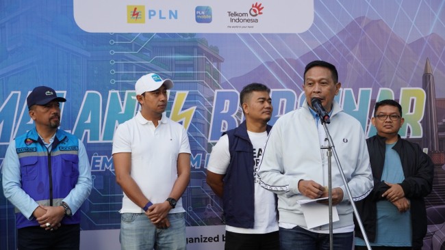 Momen Wali Kota Malang Wahyu Hidayat didampingi Manager PLN UP3 Malang Sendy Rudianto; Wakil Pemimpin Redaksi JawaPos.com Ahmad Suprianto dan para pejabat Pemkot Malang memberikan sambutan di panggung CFD. (Foto: istimewa)