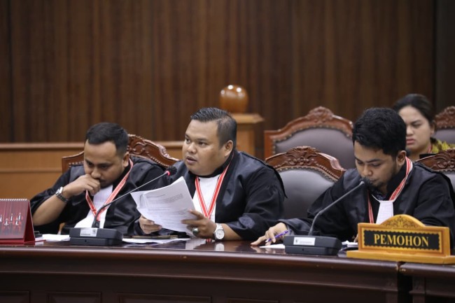 Momen Advokat muda asal Kabupaten Bondowoso, Jawa Timur yang akrab disapa Alex saat persidangan. (Foto: istimewa)