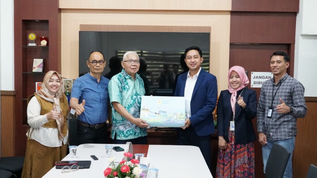 Manager PLN UP3 Malang Sendy Rudianto (tiga kanan) memberikan simbolis SPKLU kepada pihak UMM. (Foto: istimewa)
