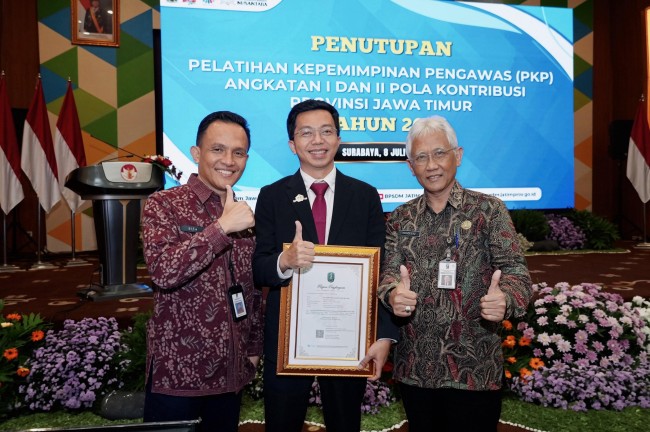 Foto bersama drh. Pradita Enggar Kusuma (tengah) yang berhasil meraih penghargaan sebagai Peserta Terbaik Ke-5 pada Pelatihan Kepemimpinan Pengawas (PKP) Angkatan II Pemerintah Provinsi Jawa Timur Tahun 2026. (Foto: istimewa)