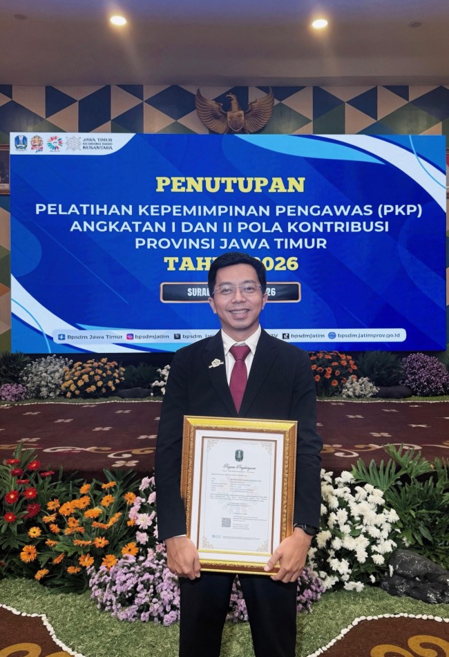 Kepala Sub Bagian Umum dan Kepegawaian Dinas Peternakan Provinsi Jawa Timur, drh. Pradita Enggar Kusuma menunjukkan penghargaan yang diraihnya. (Foto: istimewa)