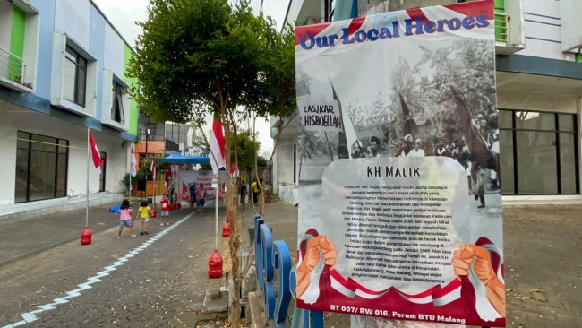 Deretan foto pahlawan beserta sepenggal biografi dan sejarahnya dipasang di Perumahan BTU untuk memperingati Hari Kemerdekaan ke-B1 RI.(Foto: Riski Wijaya/MalangTIMES).