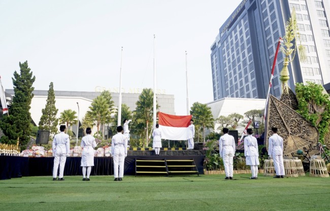Pengibaran bendera merah putih di halaman depan Grand Mercure Malang Mirama, Senin (17/8/2026). (Foto: istimewa)