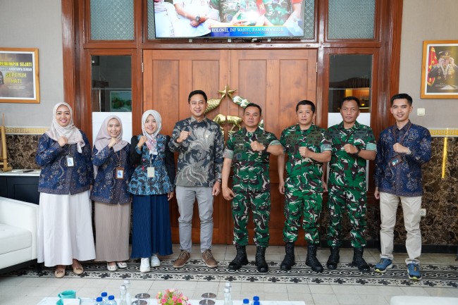 Foto bersama tim PLN UP3 Malang dengan jajaran TNI di Malang Raya. (Foto: istimewa)