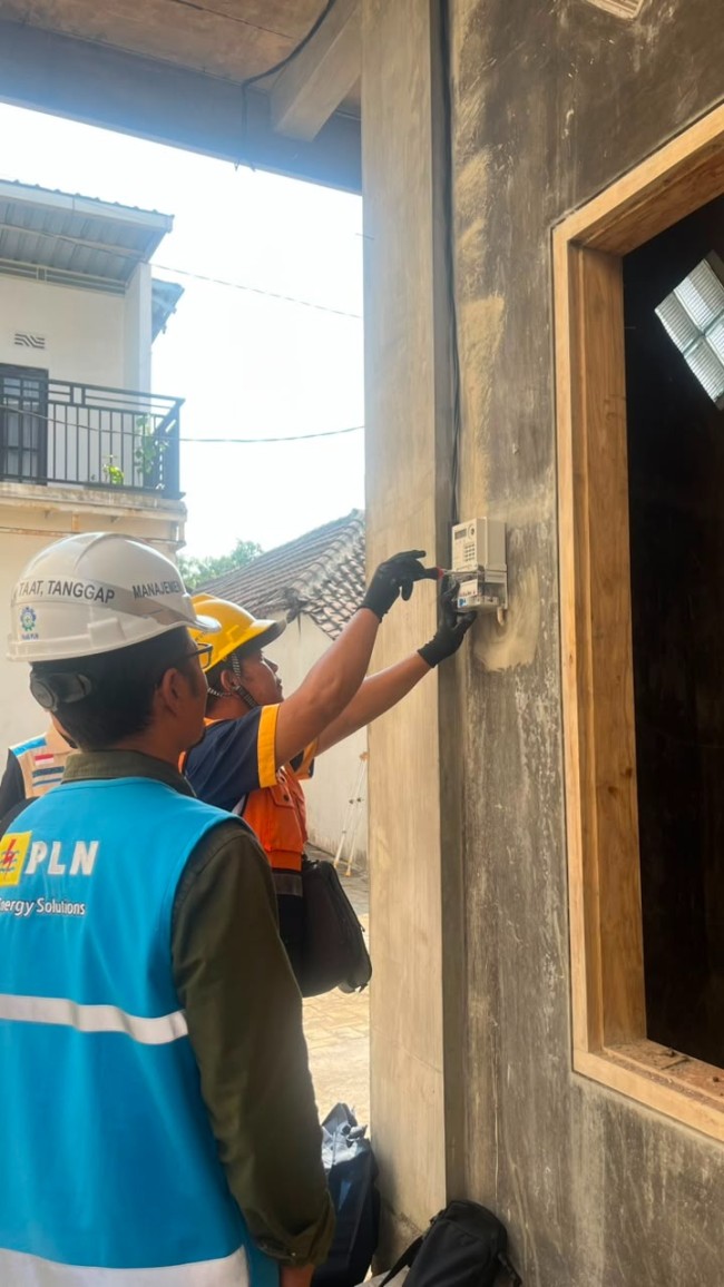 Pemasangan baru (PB) listrik gratis diberikan kepada Pondok Pesantren dan TPQ Roudhotussyifa’ di Kecamatan Pakis, Kabupaten Malang. (Foto: istimewa)